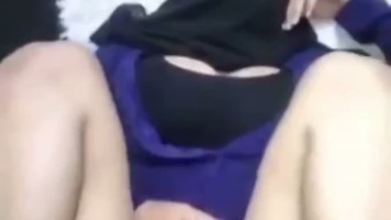 Cewek Hijab Hitam Pasrah Dicolok Dikobelin Memeknya